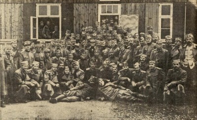 Grupa srpskih oficira u zarobljeništvu. Slika objavljena u listu Kolo, januar 1942