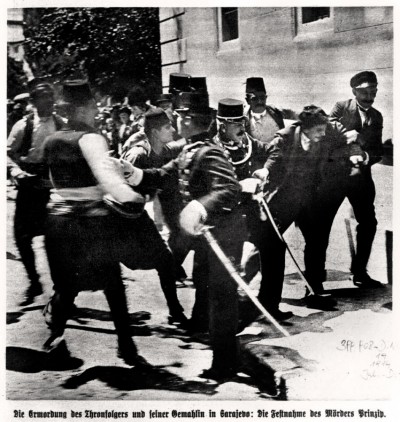 Hapšenje Gavrila Principa (na slici je u stvari sarajlija Ferdinand Behr). Sarajevo 1914. Slika iz austrougarske štampe
