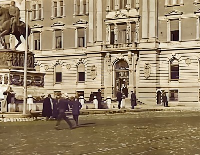 Ispred Narodnog pozorišta u Beogradu 1919.