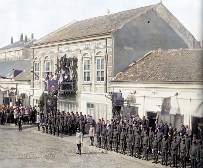 Kralj Aleksandar i Draga Mašin na balkonu, nakon veridbe jula 1900. (reparirana i obojena verzija)