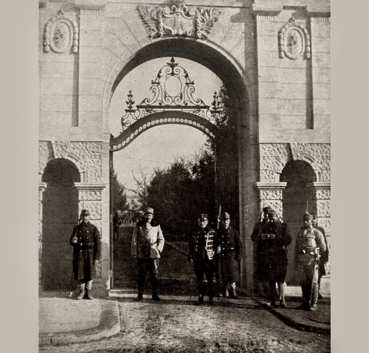 Austrougarski vojnici ispred ulaza u kraljevski dvor u Beogradu 1915