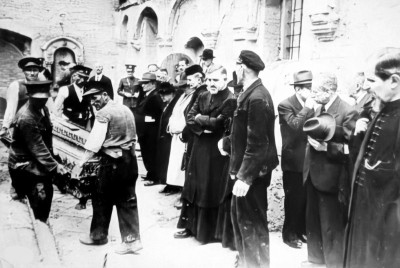 Beograd 1942. Prenos posmrtnih ostataka kralja Aleksandra Obrenovića i kraljice Drage iz srušene stare crkve Svetog Marka (original)