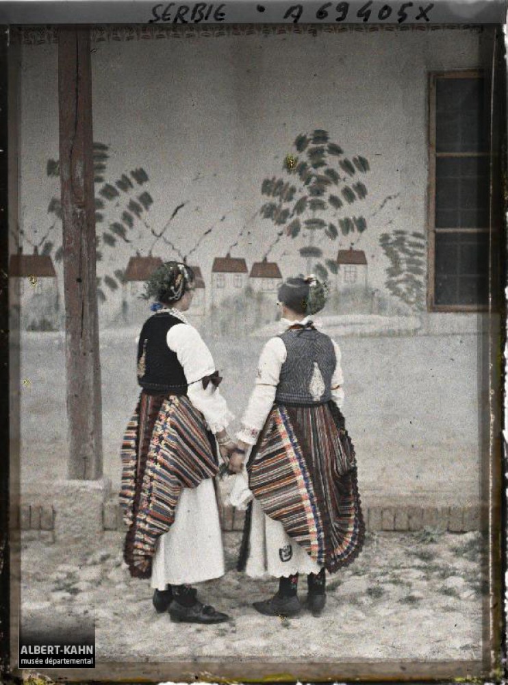 Dve devojke u tradicionalnoj srpskoj nošnji u selu na putu od Beograda ka Avali 1913. g.