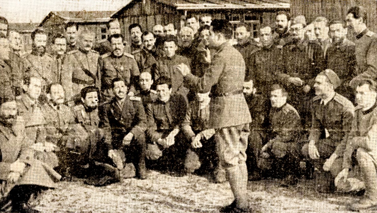 Bivši dirigent beogradske opere g. Milošević pred srpskim oficirima u logoru u Nirnbergu 1942