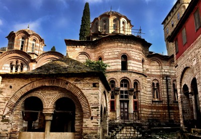 Manastir Hilandar. Saborna crkva, Savin bunar (desno) i pirg Svetog Save (u pozadini desno)