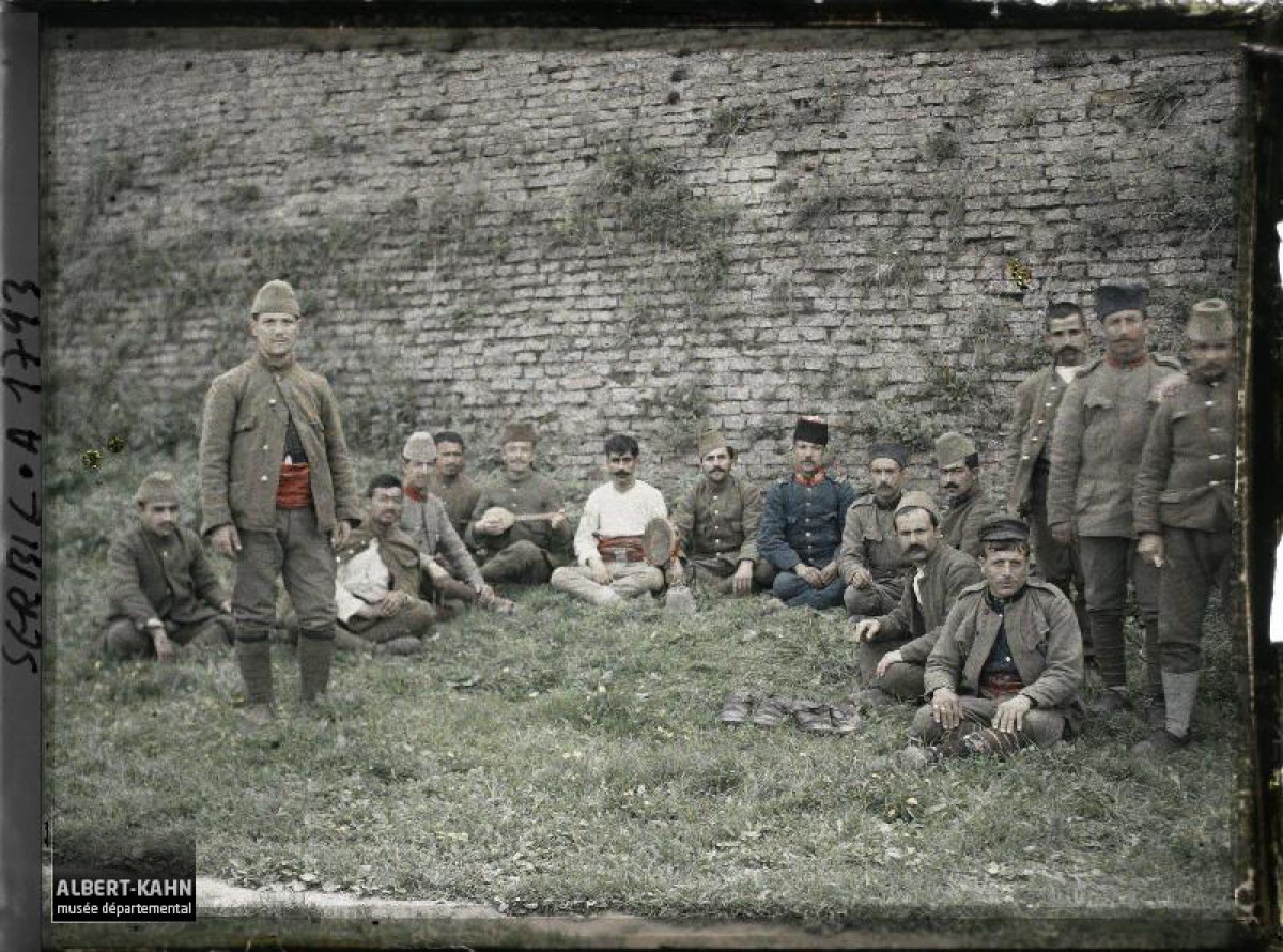 Grupa jermenskih zarobljenika (hrišćana) ispred zida tvrđave Kalemegdan 27. aprila 1913.