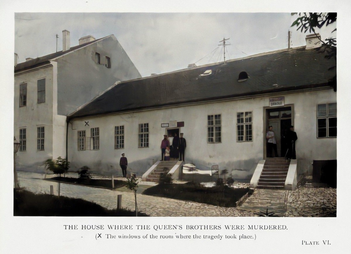 Kuća u kojoj su, po jednoj verziji događaja, ubijena braća kraljice Drage u noći Majskog prevrata 1903. The Servian tragedy, London 1904 (restaurirana i obojena)