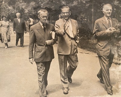 Dušan Matić, Ivo Andrić i Milan Dedinac na Kalemegdanu 1957. god. Iza njih šetaju Desanka Maksimović i Aleksandar Vučo