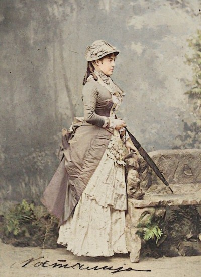 Kraljica Natalija Obrenović u šetnji. Slika sa potpisom (obojena)