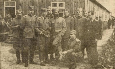 Zarobljeni srpski oficiri ispred logorske barake u Nemačkoj