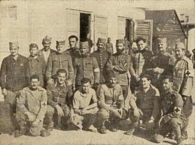 Zarobljeni srpski oficiri ispred logorske ambulante (Luckenwalde 1942)