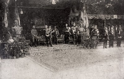 Svečanost pri otkrivanju Karađorđevog spomenika u Beogradu 1913: Kralj Petar, prestolonaslednik Aleksandar, Nikola Pašić, Laza Paču i drugi