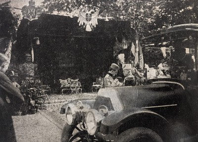 Sa svečanosti prilikom otkrivanja Karađorđevog spomenika u Beogradu 1913: Kralj Petar stavlja prestol. Aleksandru medalju za hrabrost