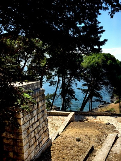 Pogled sa uzvišenja na spomen-kosturnicu i Plavu grobnicu na ostrvu Vido