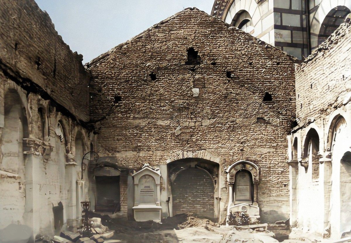 Beograd 1942. Ostaci stare crkve Svetog Marka sa grobovima Obrenovića: desno grob Aleksandra i Drage (restaurirana i obojena)