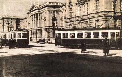 Tramvaj Škoda tip 1927. god. sa prikolicama ispred Tehničkog fakulteta u Beogradu