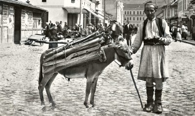 Užička pijaca. Čovek sa magaretom. Užice, bez datuma