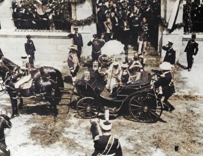 Venčanje kralja Aleksandra i kraljice Drage. Ispred Saborne crkve u Beogradu 23. jula 1900. (restaurirana i obojena)